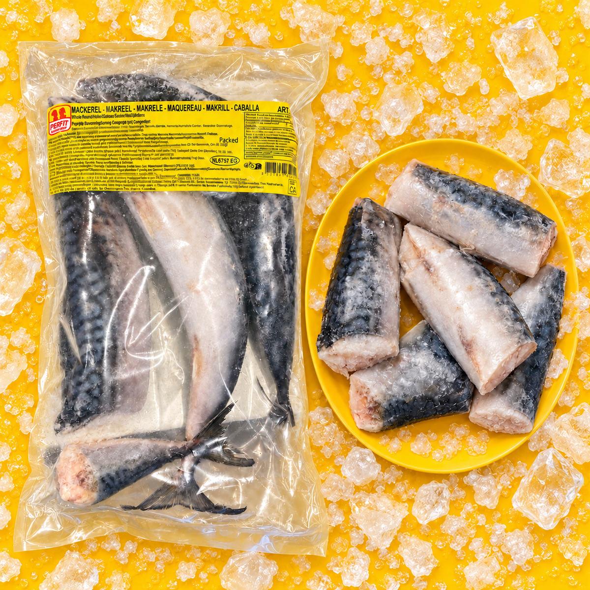 Perfit tiefgekühlte Makrele in Verpackung mit Fischstücken auf Eis.
