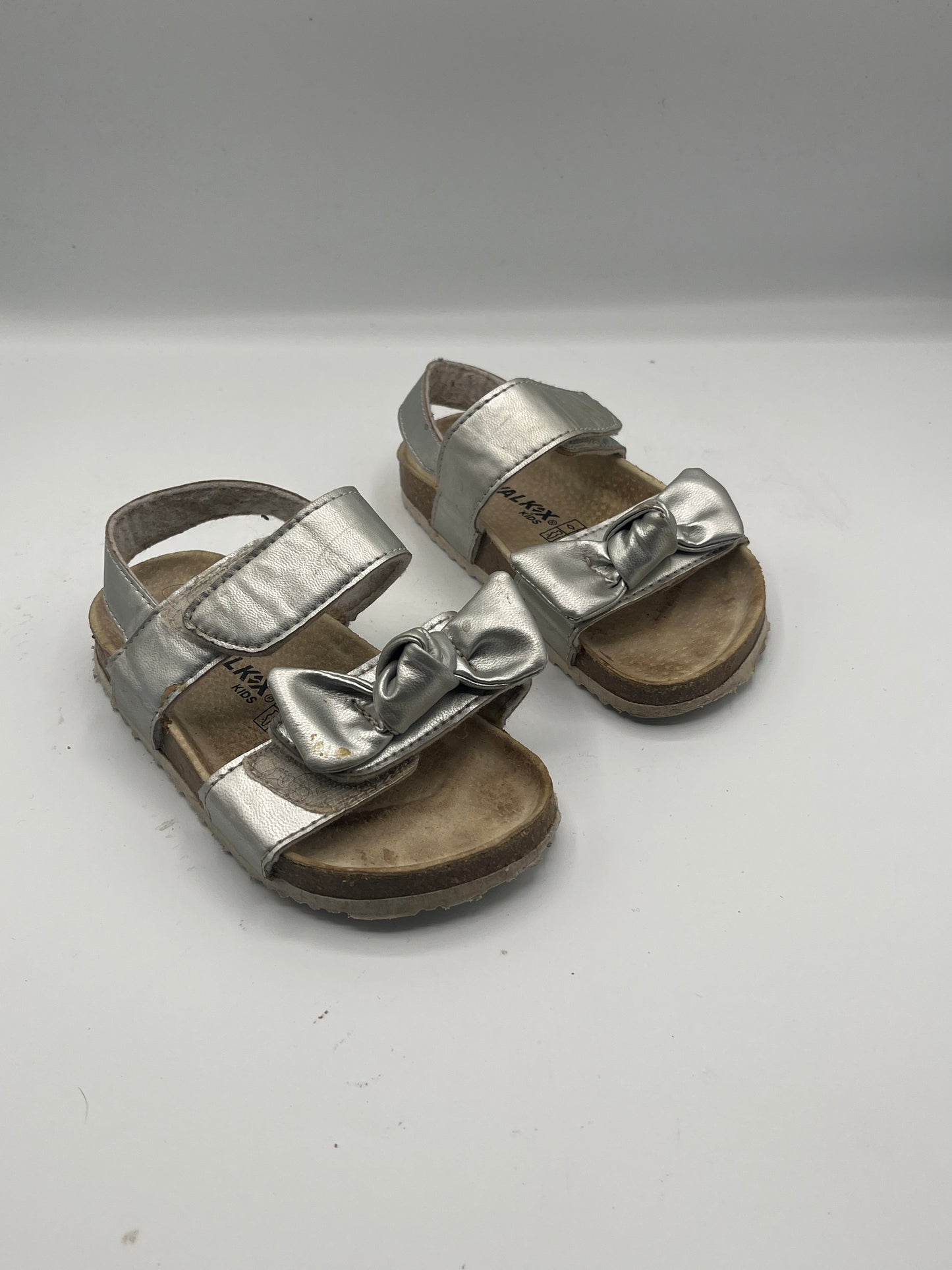 Mädchensandalen Größe 39 – silberne Sommerschuhe mit Schleife