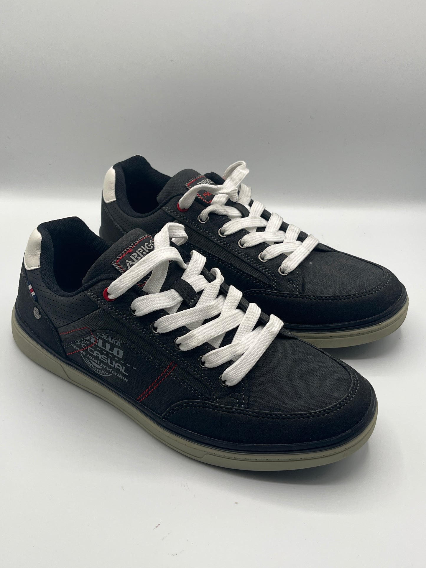 Herren Sneaker Größe 41 – Schwarz mit weißen Schnürsenkeln